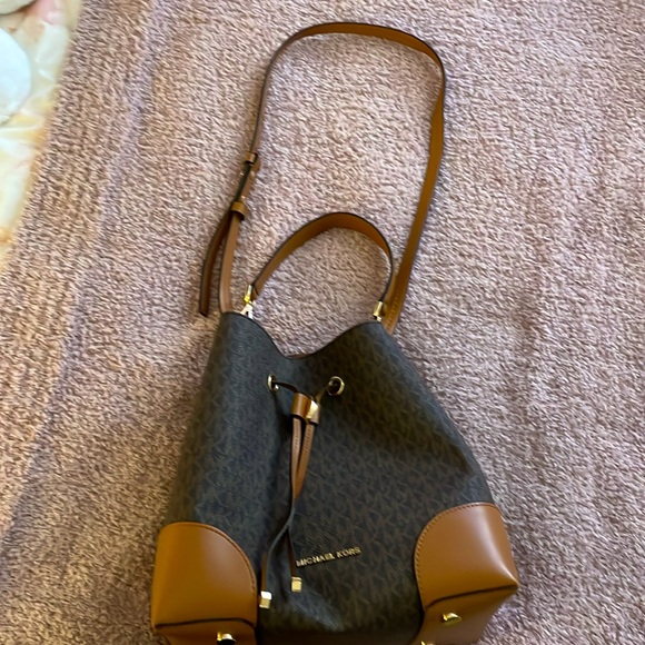 Michael Kors Bucket Bag - Picture 2 of 4